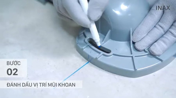 Đánh dấu vị trí khoan đế thải bồn cầu 