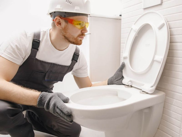Bồn cầu xả nước bị trào ngược có thể cần nhoè đến thợ chuyên nghiệp để xử lý