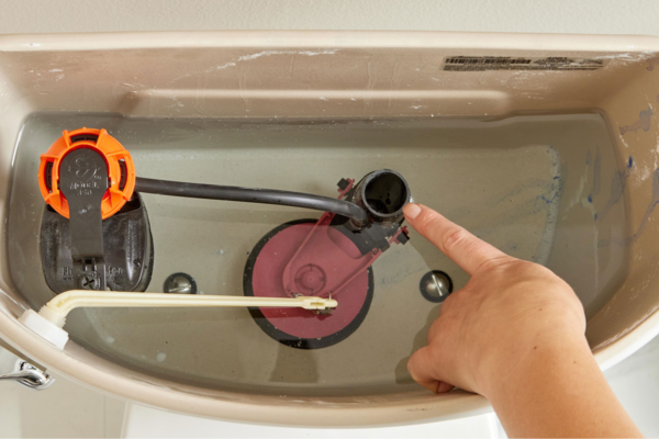 Phao bồn cầu có thể hoạt động sai do lâu ngày, kẹt bụi bẩn…