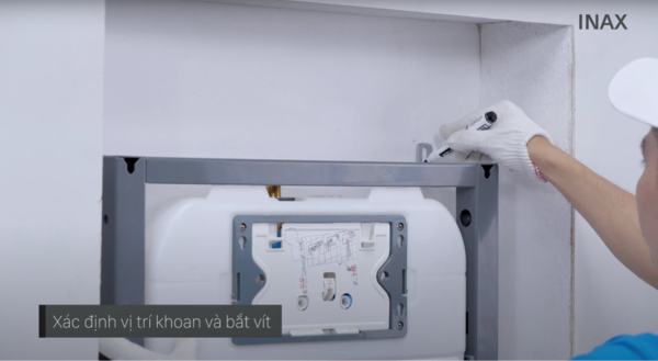 Xác định vị trí khoan và bắt vít để lắp đặt khung két nước âm tường