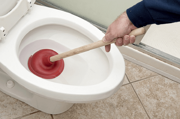 Sử dụng thụt bồn cầu để khắc phục tình trạng nước trong bồn cầu bị hút sạch khi xả