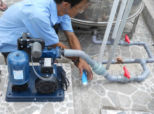 Làm sách hệ thống ống thông hơi để khắc phục tình trạng bồn cầu rút nước 