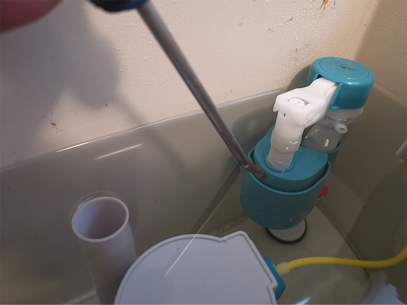 Nới lỏng phao giữ đai ốc để tháo rời phao một cách dễ dàng hơn