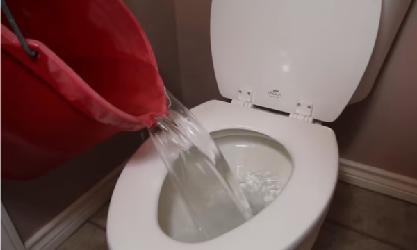 Khắc phục bồn cầu TOTO kh&ocirc;ng bơm nước do mất nước cục bộ