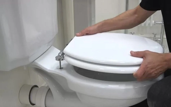 Cần cẩn thận trong quá trình tháo nắp bồn cầu cũ 