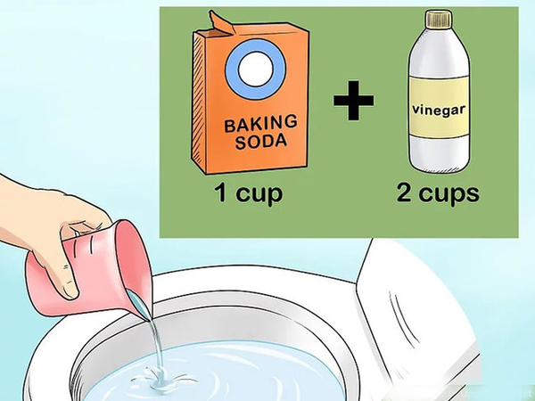 Bạn có thể kết hợp giữa baking soda và giấm để thông bồn cầu bị tắc giấy vệ sinh.