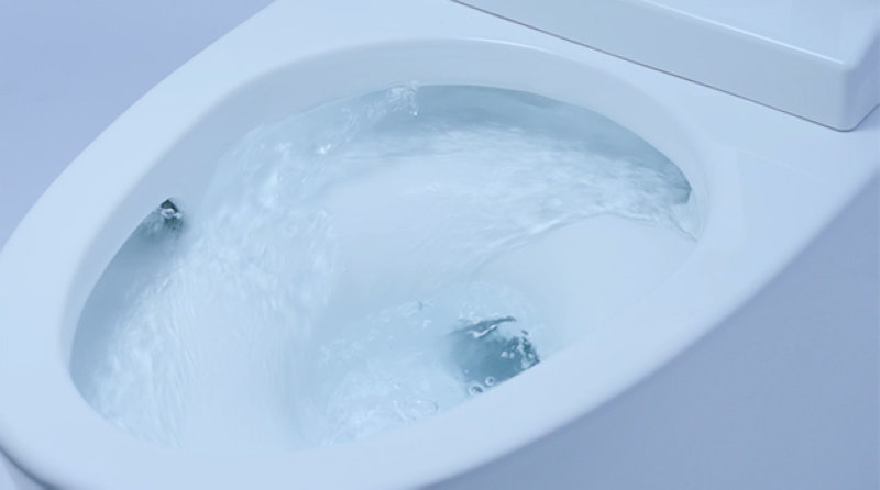 Bồn cầu INAX có hệ thống xả xoáy mạnh mẽ cuốn trôi mọi vết bẩn.