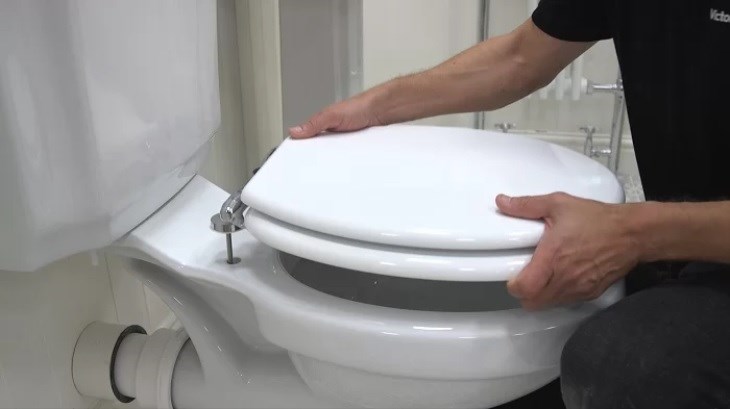 Bước 5 - Lắp nắp bồn cầu 1 khối