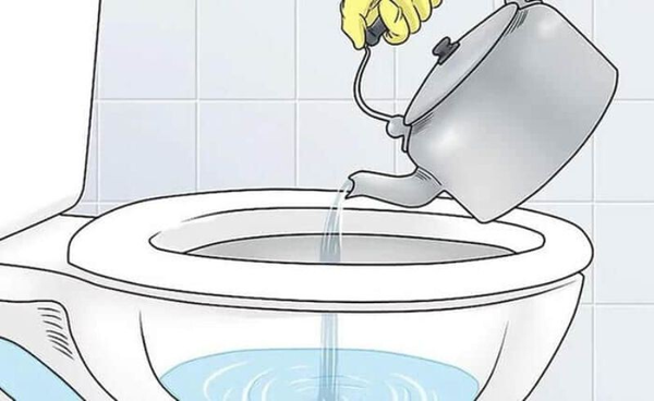 Bồn cầu xả nước bị trào ngược có thể dùng nước nóng để thông