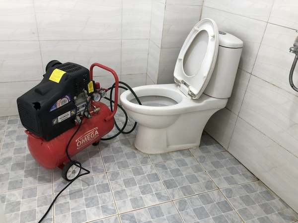 C&aacute;ch th&ocirc;ng bồn cầu bị tắc vật cứng bằng m&aacute;y n&eacute;n kh&iacute;