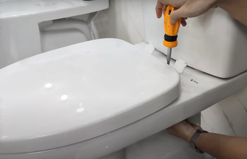 Một tay phía dưới giữ cố định ốc, một tay dùng tô vít xoáy 