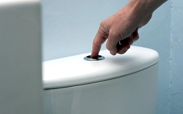 C&aacute;ch th&ocirc;ng bồn cầu bị tắc vật cứng bằng việc giật nước bồn cầu li&ecirc;n tục k&egrave;m ngắt qu&atilde;ng