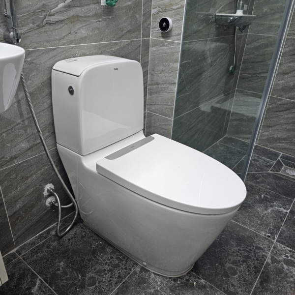 Lớp men sứ Aqua Ceramic của bồn cầu INAX nhẵn mịn và chống bám bẩn tốt