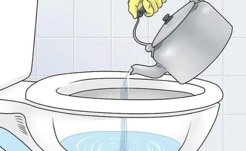 Cách thông bồn cầu bằng nước nóng vào bồn cầu