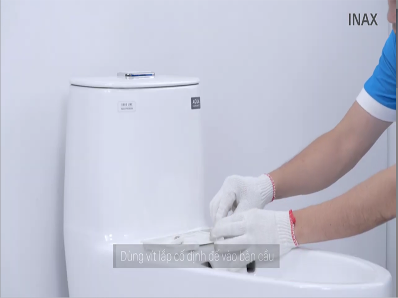  Lắp đặt nắp ngồi vào bồn cầu