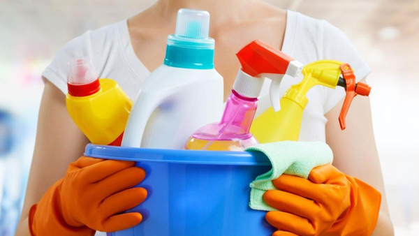 Sử dụng các chất tẩy rửa chuyên dụng và vệ sinh thường xuyên để làm sạch bồn 