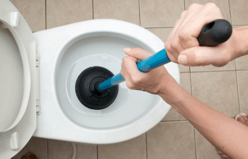 Thông bồn cầu bằng pittong kết hợp nước nóng