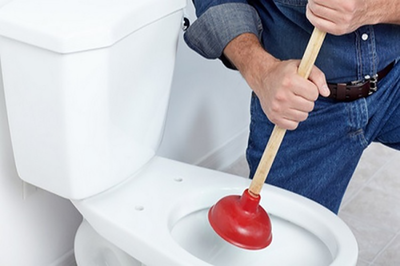 Sử dụng pit-tông thông tắc là cách phổ biến khi bồn cầu xả nước yếu do tắc nghẽn đường ống nước