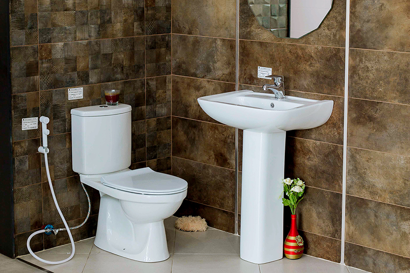 Công nghệ men sứ giúp bồn cầu giữ được độ sáng bóng như mới