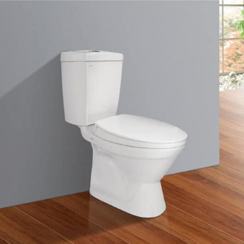 Bồn cầu Viglacera màu trắng, thiết kế hai khối với bệ ngồi tròn và két nước vuông, đặt trong phòng tắm lát sàn gỗ và tường xám.