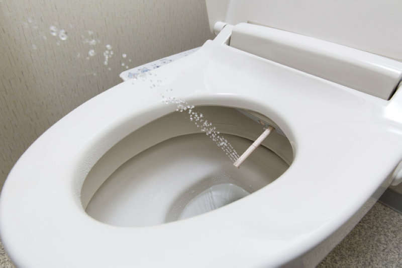 Bồn cầu thông minh có vòi rửa bidet điện tử phun tia nước mạnh mẽ.