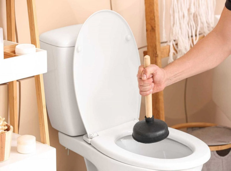 Thông bồn cầu với nước nóng với đường ống nhựa PVC để thông bồn cầu
