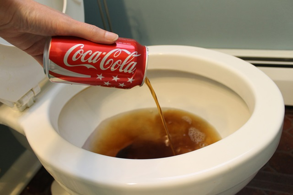 Nước ngọt có gas gồm Coca Cola hoặc Pepsi cũng là giải pháp giúp thông bồn cầu bị tắc giấy vệ sinh.
