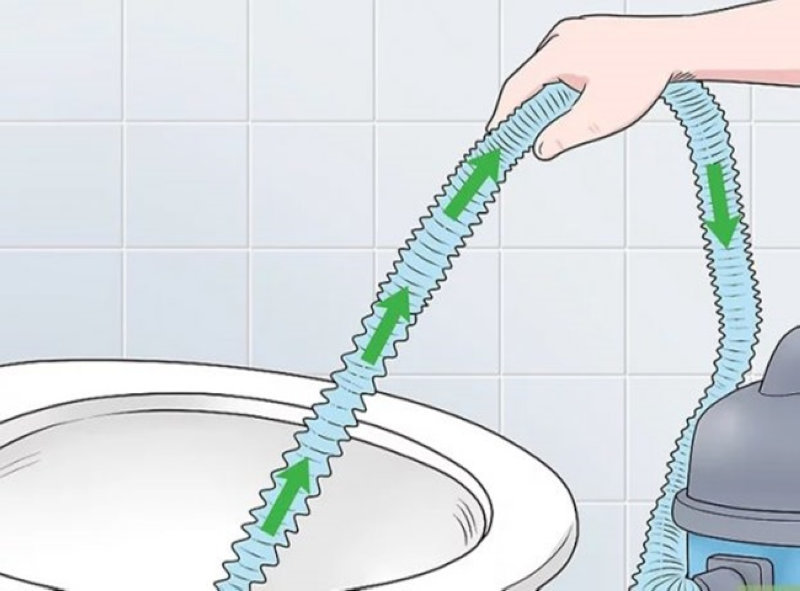 Thông bồn cầu bằng  nước nóng cùng máy nén khí hoặc máy hút chân không.