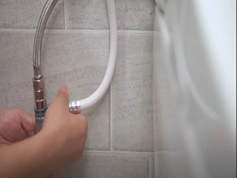 Kết nối ống nước sạch từ nguồn cấp nước đến cổng nước của nắp bồn cầu thông minh