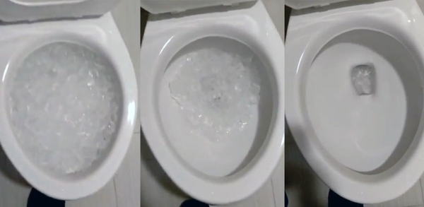 Đá viên có tác dụng giúp đẩy giấy vệ sinh mắc kẹt xuống hầm cầu.