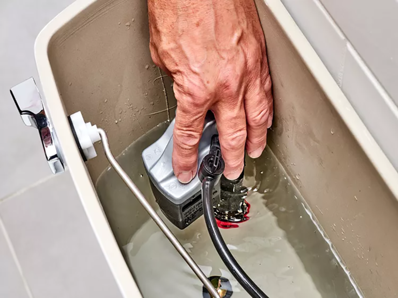 Sau khi lắp đặt hoàn thiện, hãy xả đầy bồn nước để đảm bảo phao hoạt động ổn định