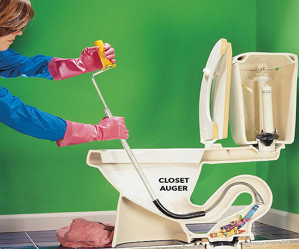 Cách thông bồn cầu bằng việc sử dụng lò xo quay tay