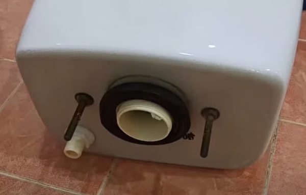 Gioăng cao su bị hỏng cũng l&agrave; khiến bồn cầu toto kh&ocirc;ng bơm nước