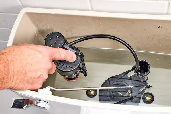 Tìm con ốc điều chỉnh ở đỉnh van nước xả