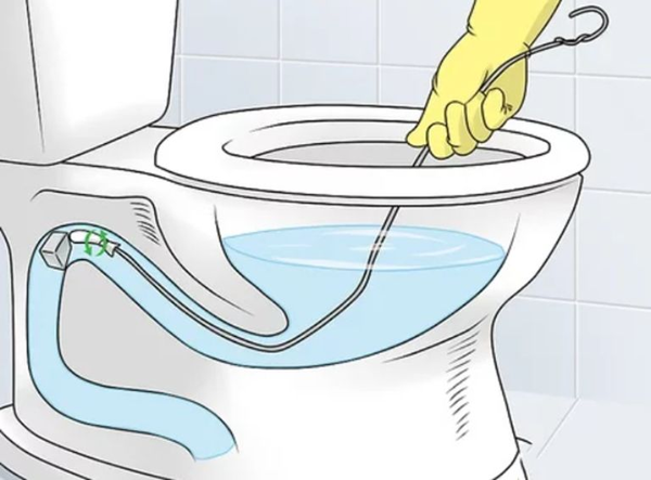 Cách thông bồn cầu bằng móc phơi đồ hoặc móc thông tắc tự chế