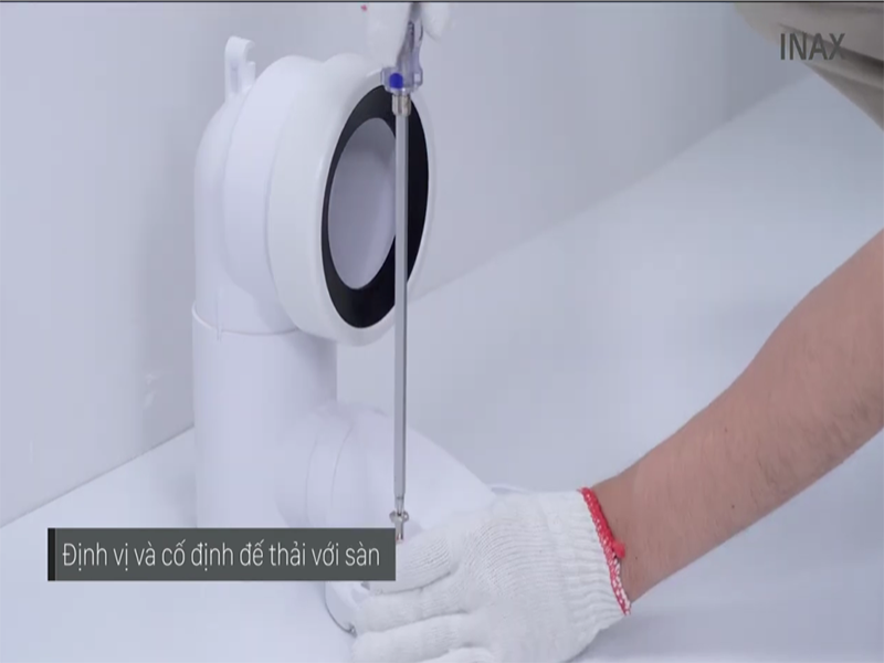 Cố định đế ống thải một cách chắc chắn trên sàn nhà
