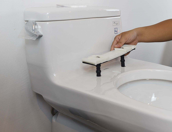 Chú ý căn chỉnh để đảm bảo cố định phần path gắn với nắp rửa