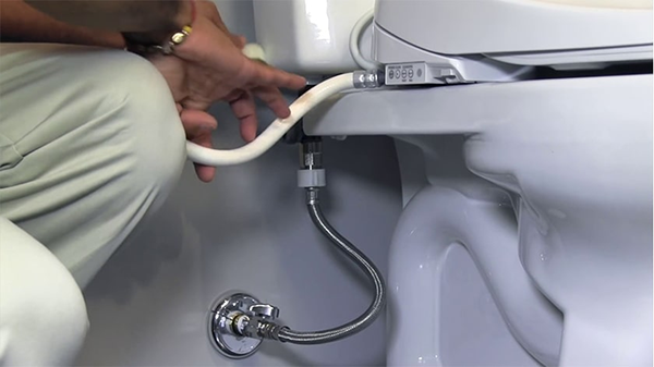 Cấp nguồn nước cho nắp bồn cầu