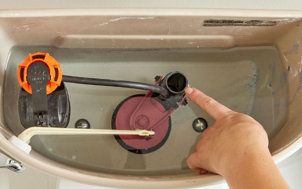 Phao bồn cầu INAX kh&ocirc;ng ngắt nước do cặn bẩn trong k&eacute;t nước g&acirc;y tắc phao