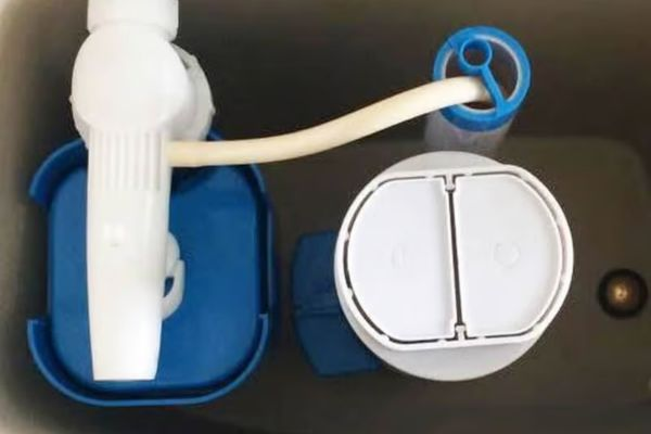 &Aacute;p lực nước qu&aacute; yếu hoặc qu&aacute; mạnh cũng khiến phao bồn cầu INAX kh&ocirc;ng ngắt nước