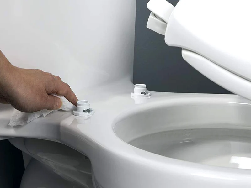 Vệ sinh sạch khu vực lắp đặt nắp bồn cầu
