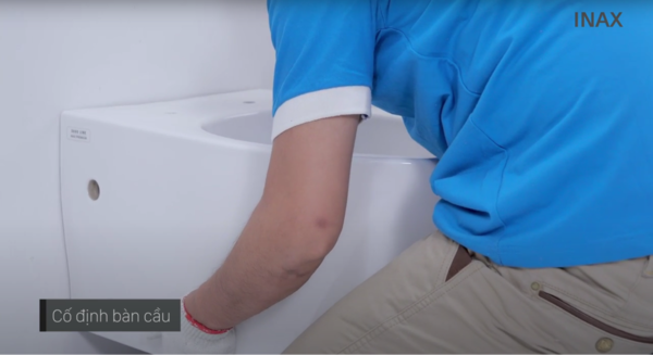 Lắp đặt thân bồn cầu vào vị trí đã được căn chỉnh sẵn