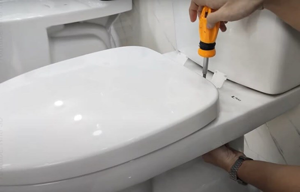 Bước tháo nắp bồn cầu cũ không quá khó khăn