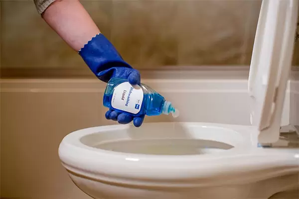  D&ugrave;ng h&oacute;a chất mạnh kết hợp thiết bị cơ học để th&ocirc;ng bồn cầu bị tắc vật cứng