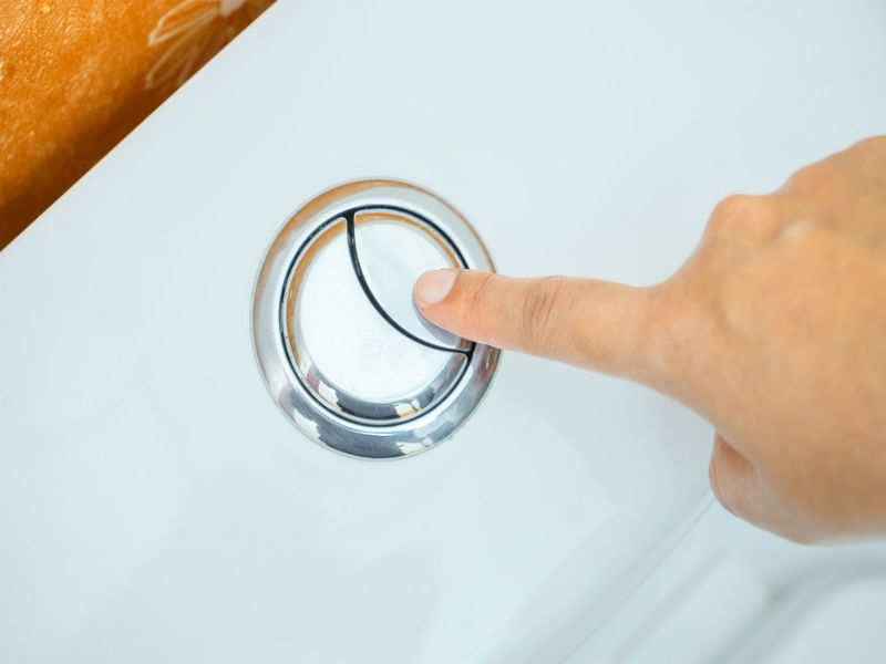 Ấn nút xả bồn cầu