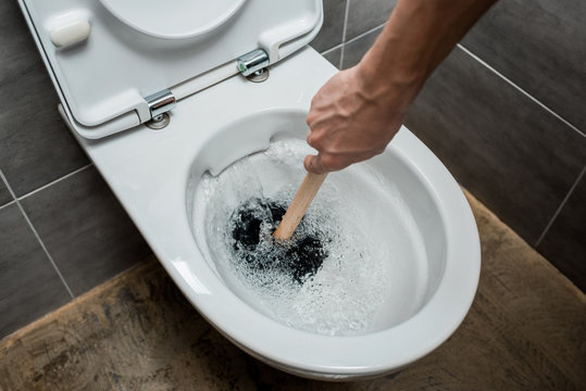 Dùng lực đẩy mạnh vào pittong để tạo áp lực đẩy chất thải