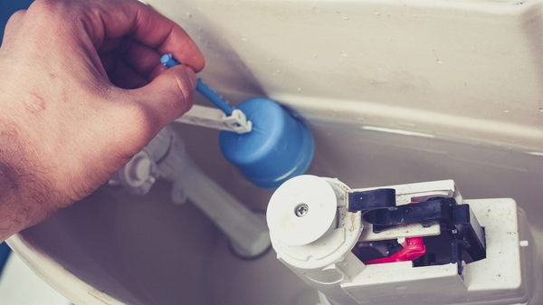 Phao bồn cầu INAX kh&ocirc;ng ngắt nước c&oacute; thể do ống nạp nước bị tắc hoặc r&ograve; rỉ.