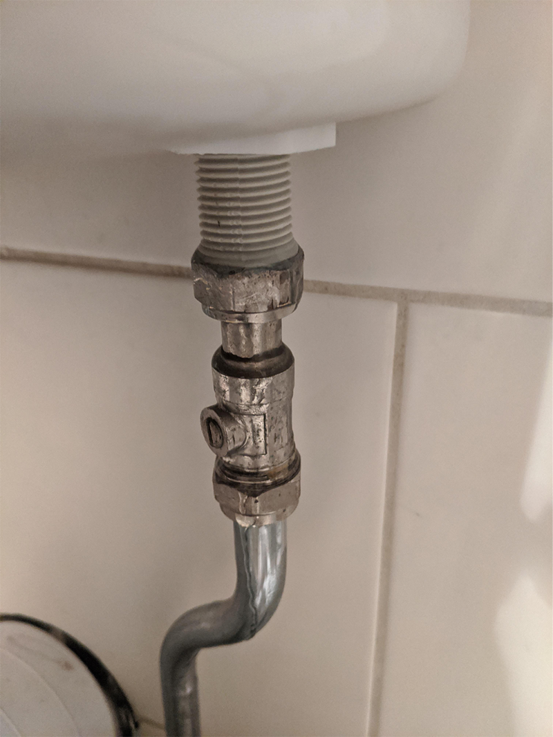 Kiểm tra và xác định vị trí bị rò rỉ để vá hoặc thay thế cho phù hợp 