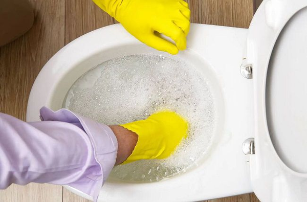 c&aacute;ch th&ocirc;ng bồn cầu bị tắc vật cứng thủ c&ocirc;ng