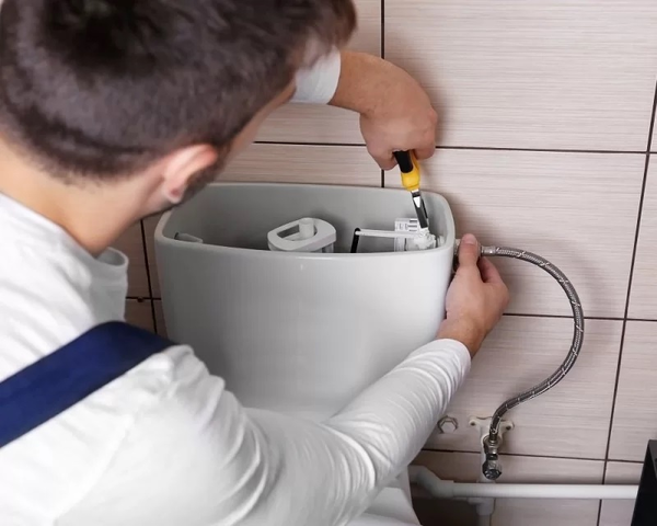 Gioăng cao su van cấp bị m&ograve;n hoặc b&aacute;m cặn l&agrave; nguy&ecirc;n nh&acirc;n khiến phao bồn cầu INAX kh&ocirc;ng ngắt nước